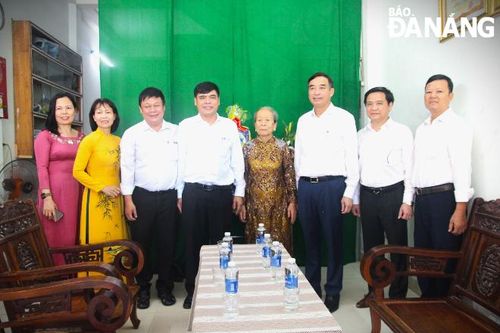Lãnh đạo thành phố thăm, tặng quà các gia đình có công cách mạng