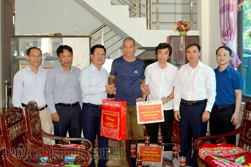 Phó Chủ tịch Thường trực UBND tỉnh Phạm Đức Toàn thăm, tặng quà gia đình chính sách