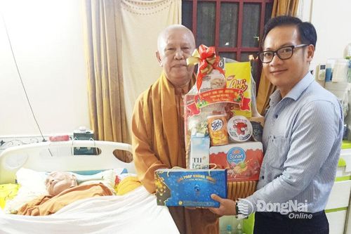 Lãnh đạo TP.Biên Hòa thăm, tặng quà mẹ Việt Nam anh hùng Nguyễn Thị Nhiễu