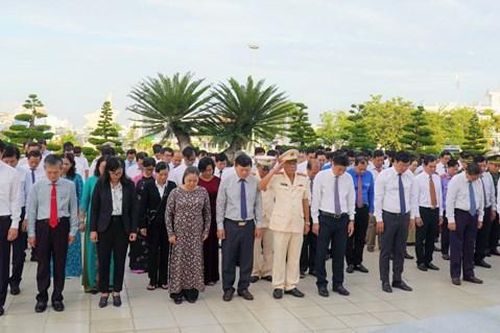Lãnh đạo tỉnh viếng Nghĩa trang Liệt sĩ tỉnh nhân kỷ niệm Ngày Thương binh - Liệt sĩ