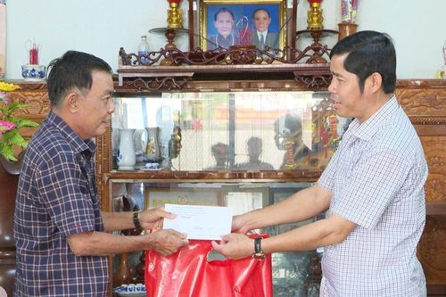 Chư Păh: Thăm, tặng quà các gia đình chính sách tiêu biểu nhân Ngày Thương binh-Liệt sĩ (27-7)