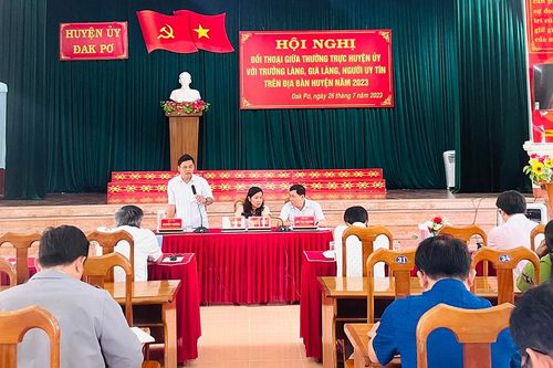 Thường trực Huyện ủy Đak Pơ đối thoại trực tiếp với 122 trưởng thôn, già làng, người uy tín