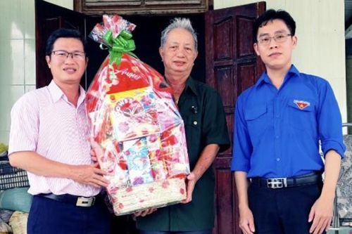 Công đoàn cơ sở và Đoàn Thanh niên Ngân hàng Chính sách xã hội tỉnh Khánh Hòa: Tặng quà cho 10 gia đình có công với cách mạng