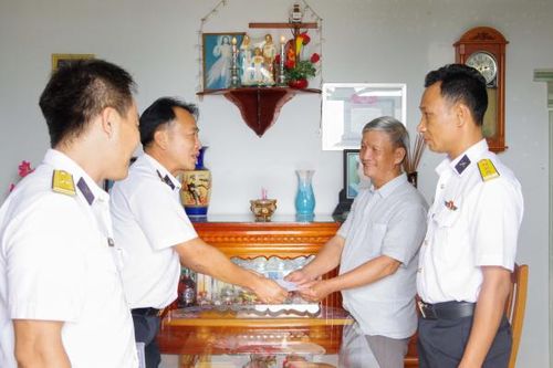 Lữ đoàn 146 thăm, tặng quà các gia đình chính sách