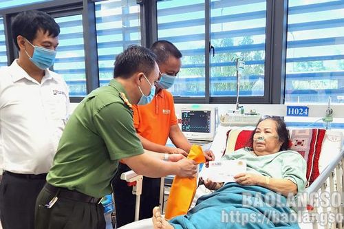 Thăm, tặng quà các bệnh nhân là thương binh, bệnh binh, thân nhân liệt sỹ đang điều trị tại bệnh viện Đa khoa tỉnh