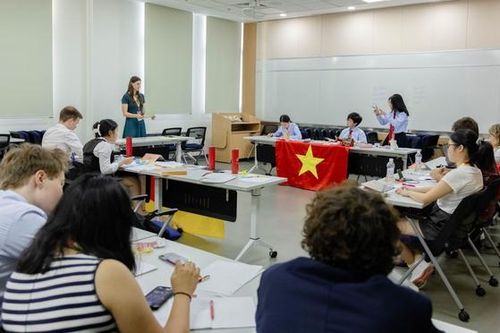 Đội tuyển Việt Nam vào tứ kết cuộc thi tranh biện lớn nhất thế giới