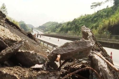Nhanh chóng khắc phục điểm sạt lở trên cao tốc Nội Bài - Lào Cai