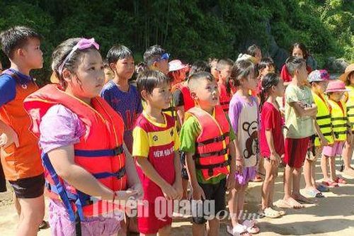 Dạy bơi miễn phí cho 50 thiếu nhi