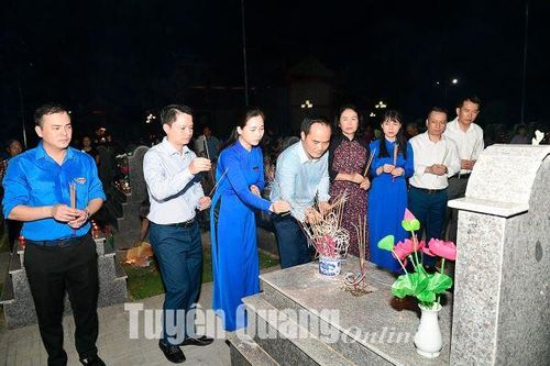 Thắp nến tri ân các Anh hùng liệt sĩ