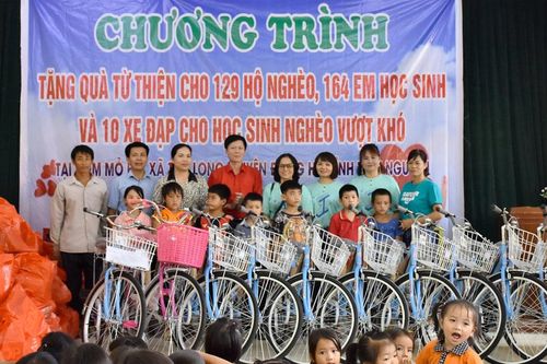 Tặng quà người dân, học sinh xóm Mỏ Ba