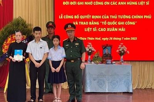 Trao Bằng 'Tổ quốc ghi công' đối với liệt sĩ Cao Xuân Hải