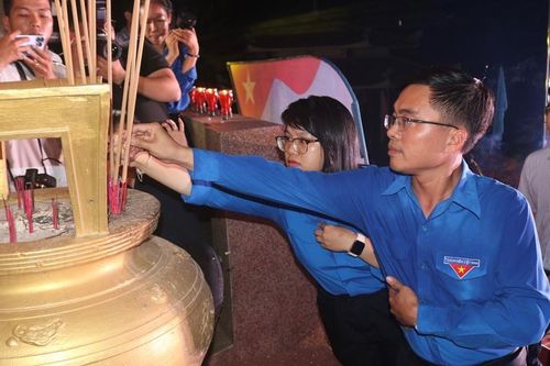 Hơn 600 đoàn viên, thanh niên tham gia 'Thắp lửa truyền thống' tại nghĩa trang