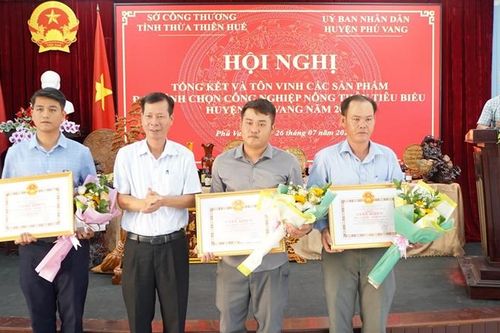 Tôn vinh các sản phẩm đạt bình chọn công nghiệp nông thôn tiêu biểu huyện Phú Vang