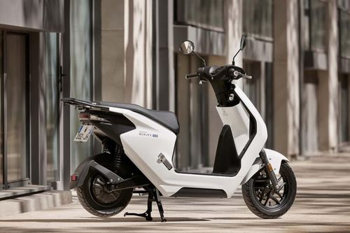 Honda ra mắt mẫu xe máy điện đầu tiên tại Indonesia