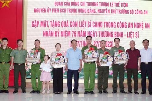 Đoàn Tướng lĩnh hưu trí CAND thăm, tặng quà các gia đình thương binh, liệt sĩ