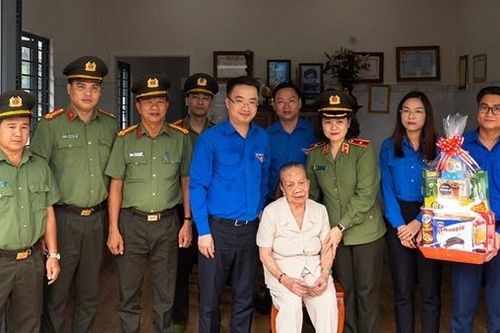 Tuổi trẻ CAND 'Hành quân theo bước chân những người anh hùng'