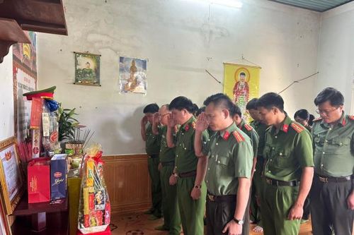 Thăm hỏi, tặng quà gia đình các liệt sĩ hy sinh ở tỉnh Đắk Lắk