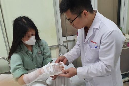 Bất cẩn, thiếu nữ 17 tuổi bị máy xay đa năng cắt nát tay