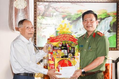 Công an các địa phương thăm gia đình chính sách, thương binh - liệt sĩ
