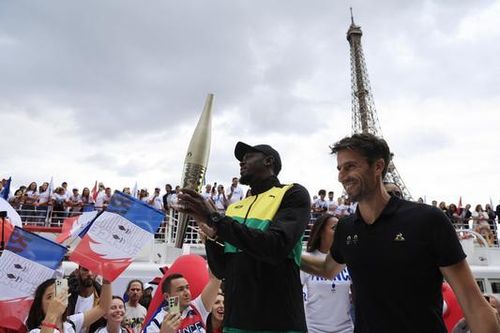 Ngọn đuốc Olympic Paris 2024 ra mắt trên sông Seine