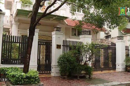 Biệt thự hạ giá, không ai hỏi mua