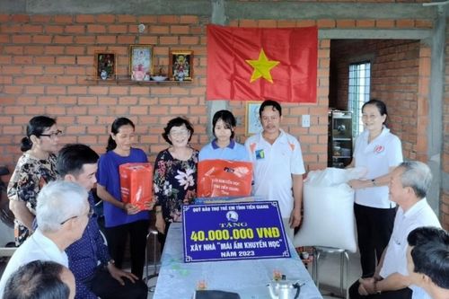 Tiền Giang: Bàn giao 2 Mái ấm khuyến học tặng gia đình học sinh đặc biệt khó khăn