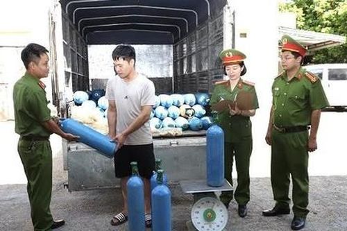Bắt quả tang xe tải chở 100 bình khí cười đi tiêu thụ