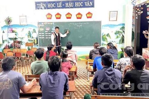 Những ông bà, cha mẹ ngày lên rẫy, tối chăm chỉ đi học lớp xóa mù chữ