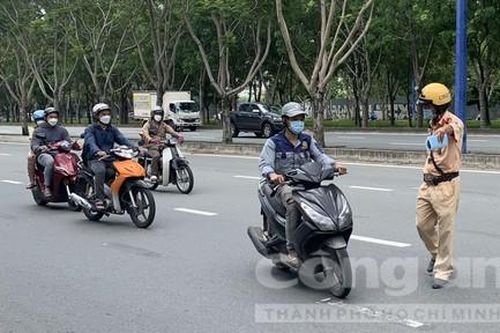 TPHCM: Hàng loạt trường hợp chạy quá tốc độ trên đường Mai Chí Thọ bị xử lý