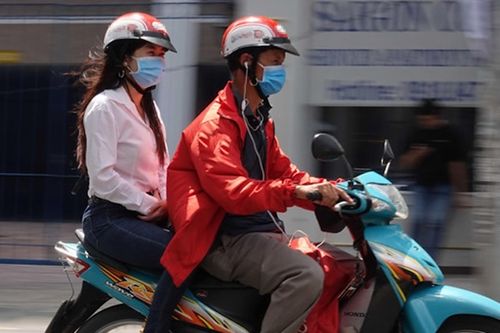 Đeo tai nghe khi tham gia giao thông có bị phạt không?