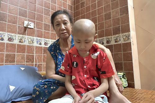 Bà ngoại 76 tuổi ngược xuôi khắp các bệnh viện điều trị ung thư xương cho cháu