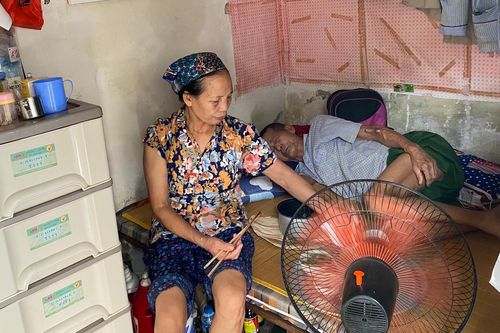 Bệnh nhân xóm chạy thận oằn mình chống chọi nắng nóng