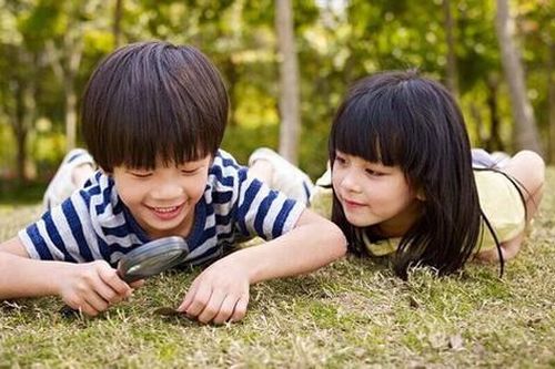 Trẻ hạnh phúc hơn nếu được xa rời điện thoại, hòa mình vào thiên nhiên