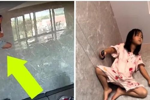 Bé gái 8 tuổi đu trên tường ngồi xem tivi khiến mẹ phát hoảng khi xem lại camera