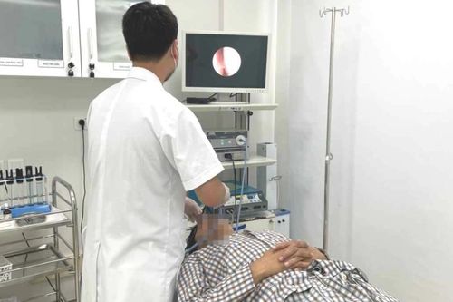 Tự ý dùng thuốc xịt mũi suốt 5 năm, nam thanh niên bị biến chứng rậm lông, tròn mặt