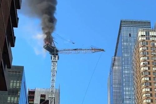 Cần cẩu khổng lồ bất ngờ bốc cháy, đổ sập ở trung tâm New York