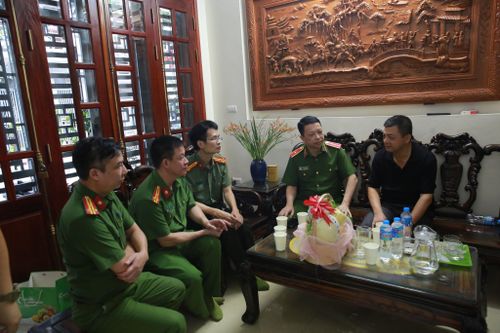 Trao Quỹ Nghĩa tình đồng đội CAND hỗ trợ thân nhân 3 liệt sỹ Công an quận Cầu Giấy