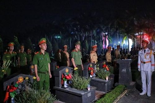 Thắp sáng hàng nghìn ánh nến tri ân các Anh hùng - Liệt sĩ
