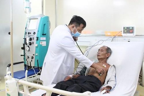 Bạc Liêu: Cứu sống cụ ông 68 tuổi bị ong vò vẽ đốt hơn 120 vết trên người