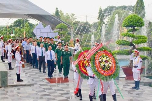 Bình Thuận: Viếng các anh hùng liệt sĩ và Chủ tịch Hồ Chí Minh nhân Ngày 27/7