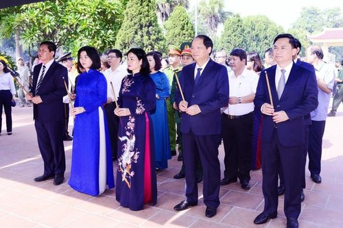 Lãnh đạo TP Hà Nội dâng hương tại Nghĩa trang liệt sĩ Ngọc Hồi