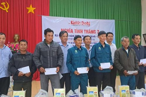 Báo Kinh tế & Đô thị tặng quà cho đồng bào dân tộc tỉnh Bình Phước