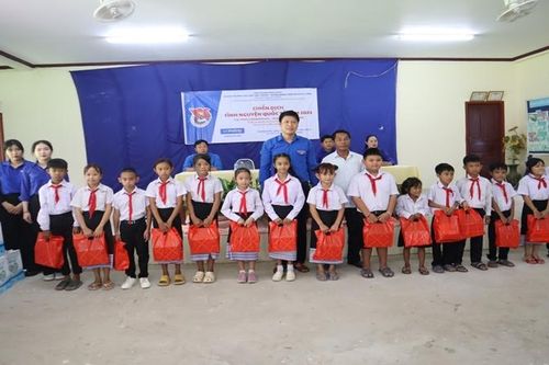 Thắm tình hữu nghị Việt-Lào qua chương trình tình nguyện hè