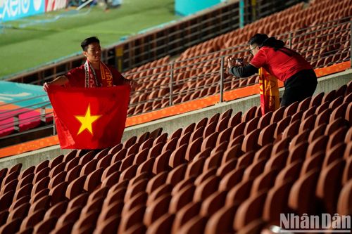 Cổ động viên Việt Nam 'tiếp lửa' đội tuyển nữ trước trận gặp Bồ Đào Nha