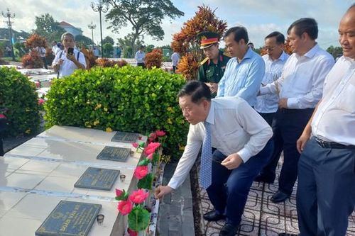 Đồng chí Nguyễn Trọng Nghĩa tri ân các gia đình thương binh, liệt sĩ tại Tiền Giang
