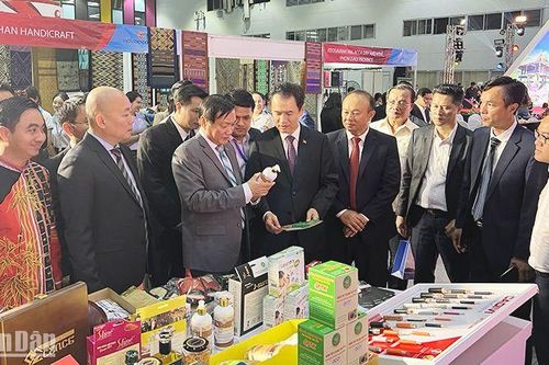 Hội chợ thương mại Việt-Lào năm 2023 quy tụ hàng trăm doanh nghiệp hai nước