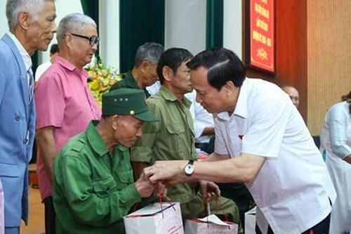 Không ngừng hoàn thiện chế độ chăm sóc người có công