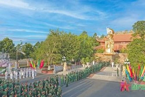Quân khu 9: Viếng Tượng đài Chiến thắng, dâng hương Nhà tưởng niệm Chủ tịch Hồ Chí Minh