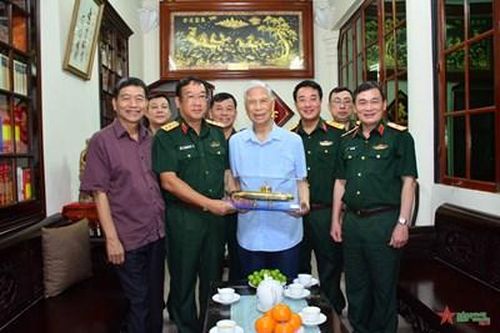 Thượng tướng Phạm Hoài Nam thăm, tặng quà các đồng chí nguyên lãnh đạo Đảng, Nhà nước, Quân đội