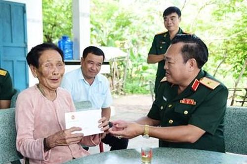 Quân khu 7: Thăm, tặng quà đối tượng chính sách tại Bình Thuận